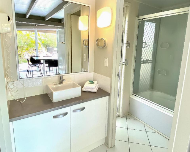 Bathroom 5, Kellys Beach Resort, Burnett - Pt A