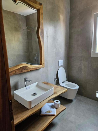 Bathroom 3, Eros Hotel, Sarandës