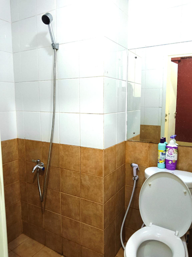 Bathroom, Cozy Two Bedroom at Apartment Green Pramuka City, Central Jakarta