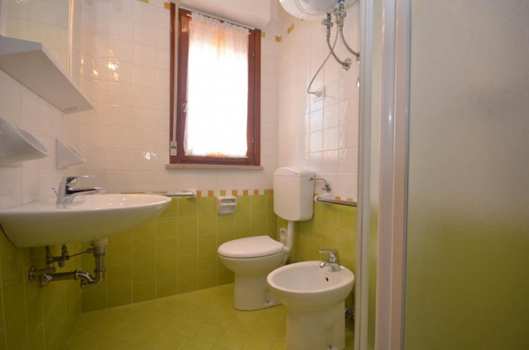 Bathroom, Family friendly apartment with shared outdoor pool by Beahost Rentals, Venezia