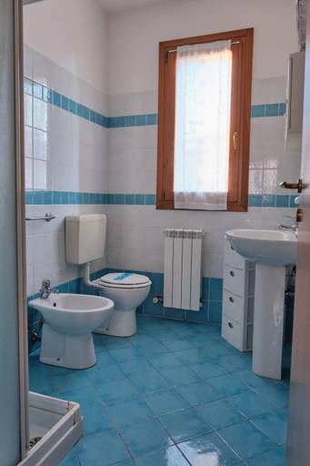 Bathroom 4, Relax and enjoy your stay in Rosolina by the pool, Rovigo