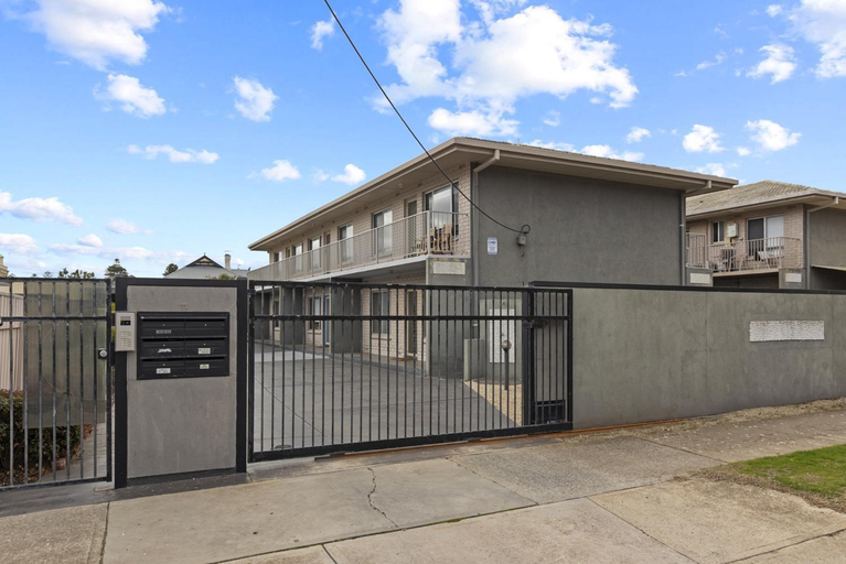 2, Bright 2-bed Apartment Steps From Largs Bay Beach, Adelaide