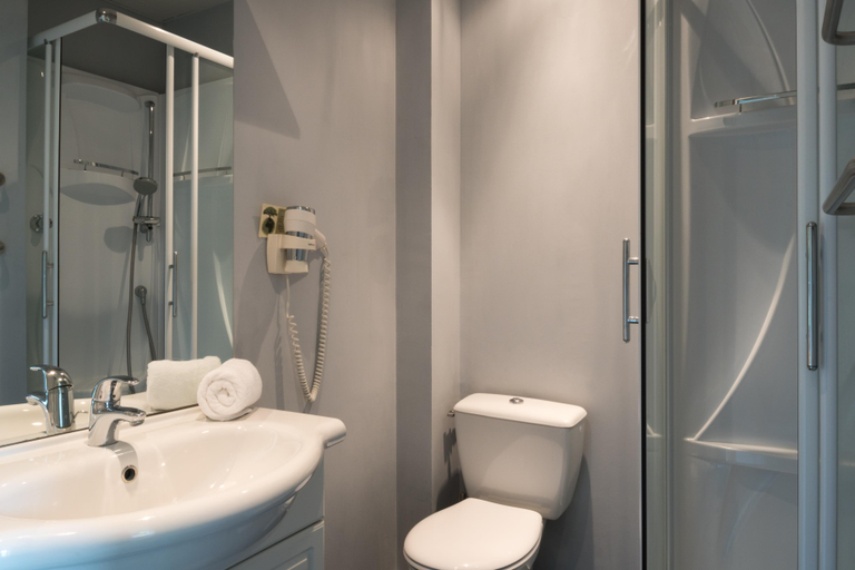 Bathroom, The Originals City, Hôtel Le Causséa, Castres, Tarn