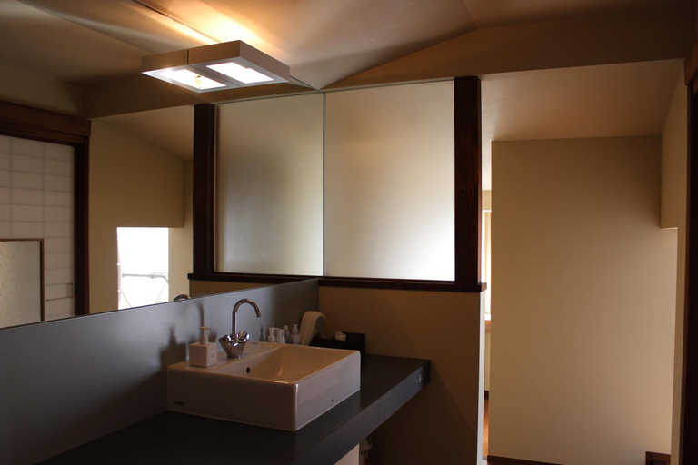 Bathroom, Linca, Zushi