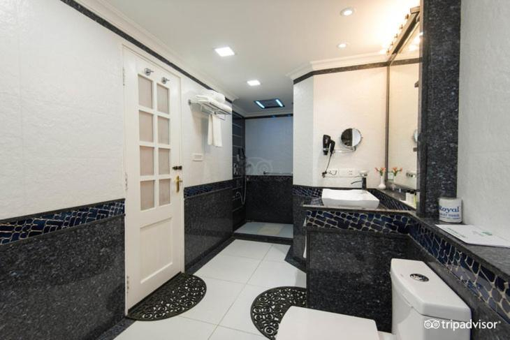 Bathroom, Gem Park Ooty, The Nilgiris