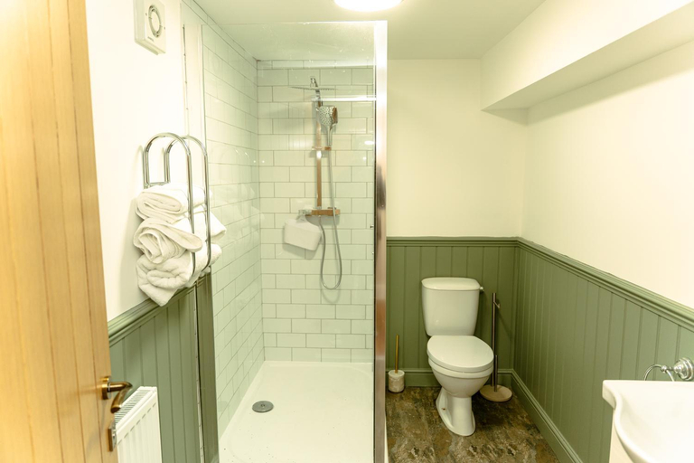 Bathroom 3, The Sycamore Inn, Derbyshire