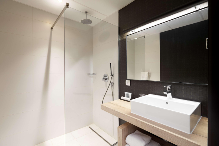 Bathroom 5, Van der Valk Luxembourg-Arlon, Luxembourg