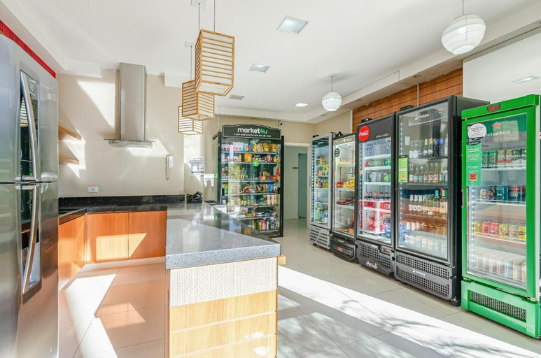 Food & Drinks 5, Apto em frente ao shopping com piscina aquecida, Curitiba