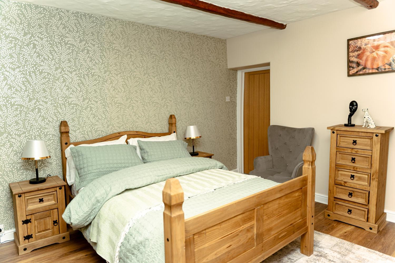 Bedroom 2, The Sycamore Inn, Derbyshire
