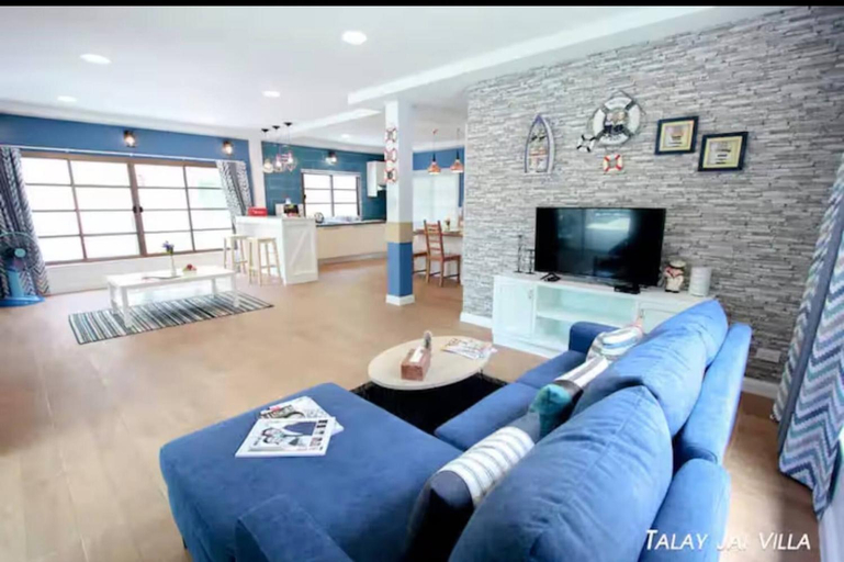 Shared lounge/TV area 3, M Casa Palmera Poll Villa, Pattaya