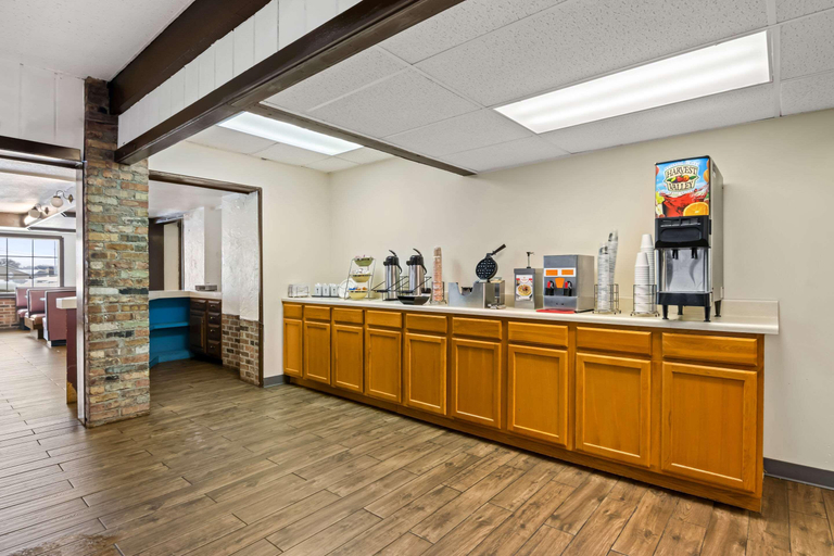 Food & Drinks 5, Econo Lodge Manistee, Manistee