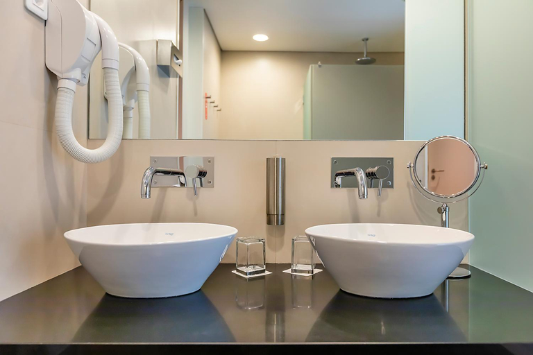 Bathroom 5, ibis Lisboa Parque das Naçoes, Lisbon
