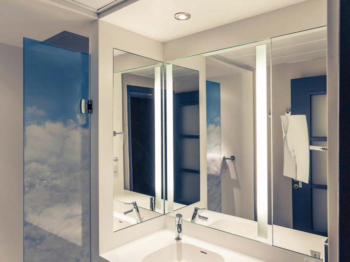 Bathroom 4, Hôtel de Bourbon Mercure Bourges Hotel, Cher