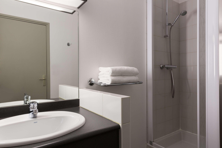 Bathroom 4, The Originals Boutique Hôtel Alizé Évian-les-Bains, Haute-Savoie