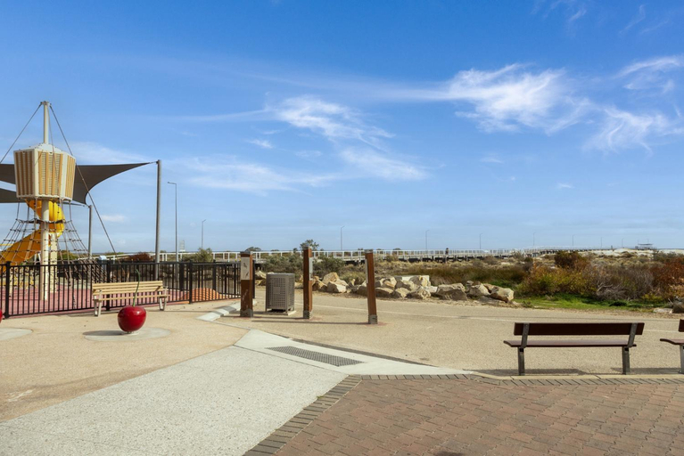 3, Bright 2-bed Apartment Steps From Largs Bay Beach, Adelaide