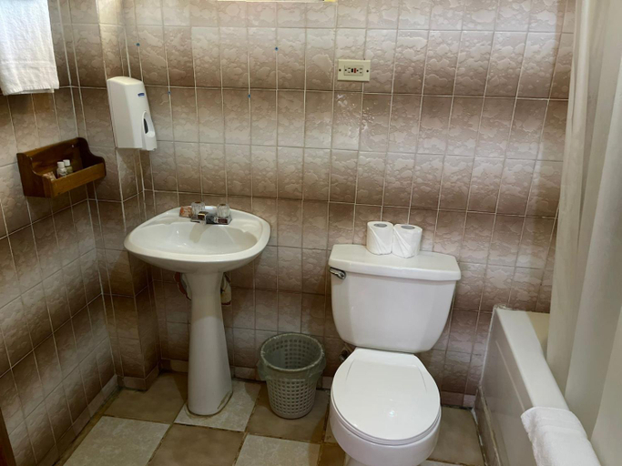 Bathroom, Chaleanor Hotel