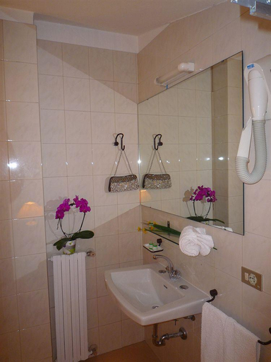 Bathroom 3, Hotel International, Brescia