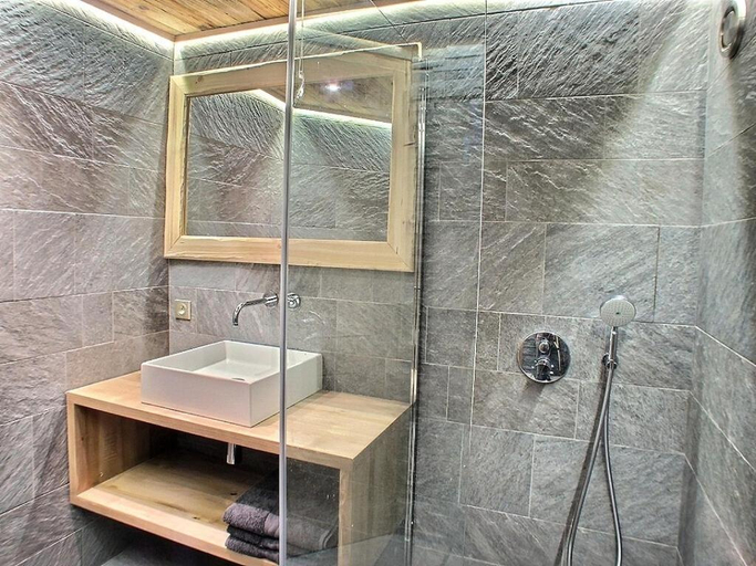Bathroom 3, Les Alpages du Soleil, Savoie
