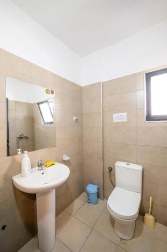 Bathroom 5, Lazy Roo Hostel Saranda, Sarandës
