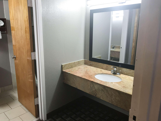 Bathroom, Clarion Inn and Summit Center, Lee