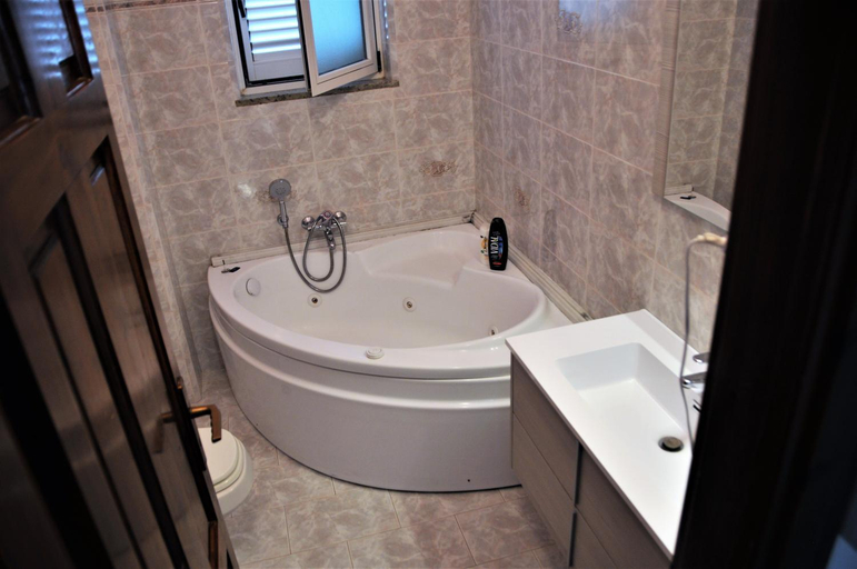 Bathroom 4, Villa Gesualda, Napoli