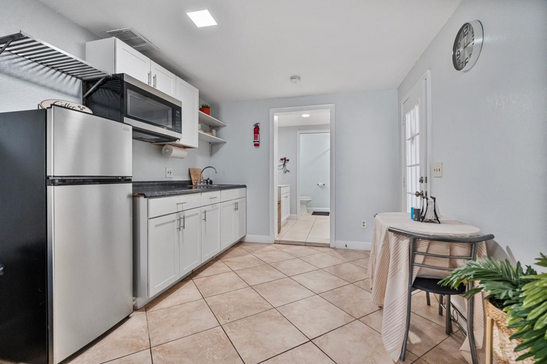Kitchen 2, PRIVATE STUDIO near Busch Gardens & USF, Hillsborough