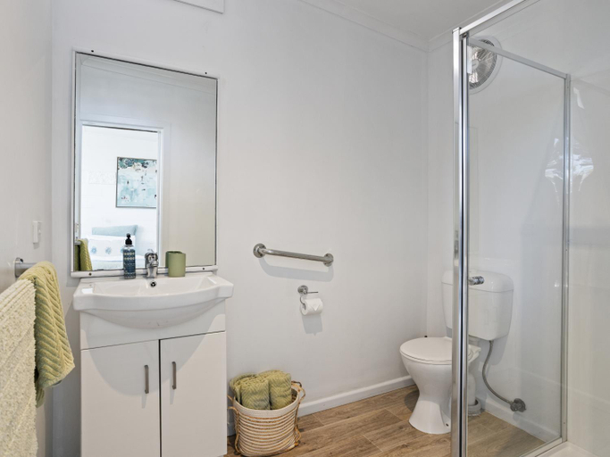 Bathroom 3, Beach Holiday Apartments Motel, Melbourne