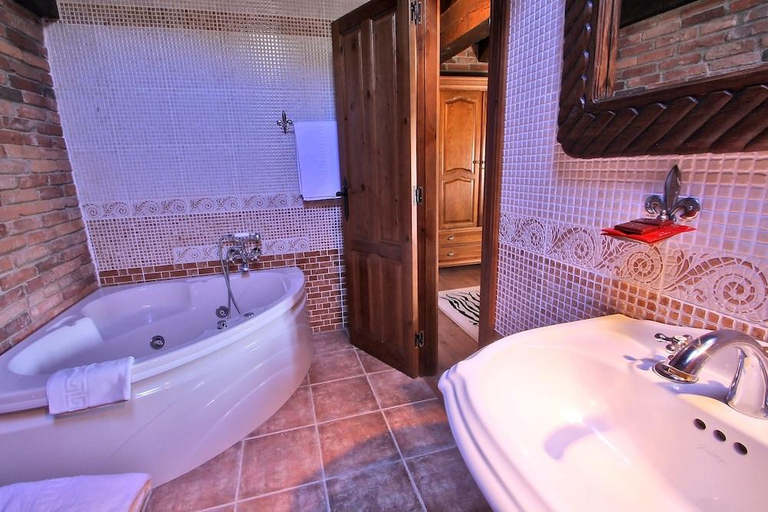 Bathroom 3, Posada Medieval El Manjon, Cantabria