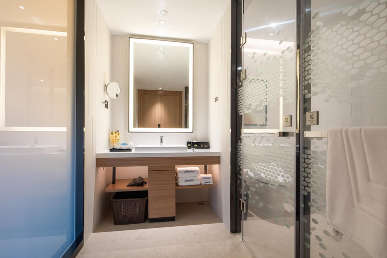 Bathroom 5, Hampton by Hilton Nanhai Haikou, Haikou