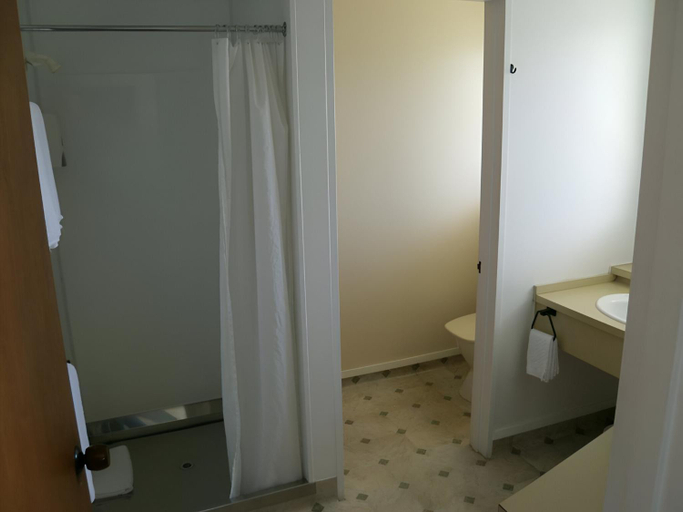 Bathroom 3, Napier Nest Motel, Hastings