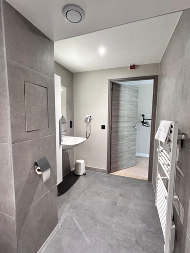 Bathroom 2, Hotel Restaurant Le Madame, Isère