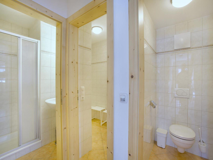 Bathroom 3, Stylish Ten-person Alpine Chalet, Zell am See