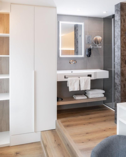 Bathroom 5, Montarto, Lleida