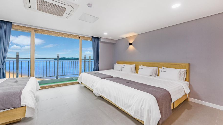 Bedroom 2, Happy Tree Family Hotel Gosapo Pension Building, Buan