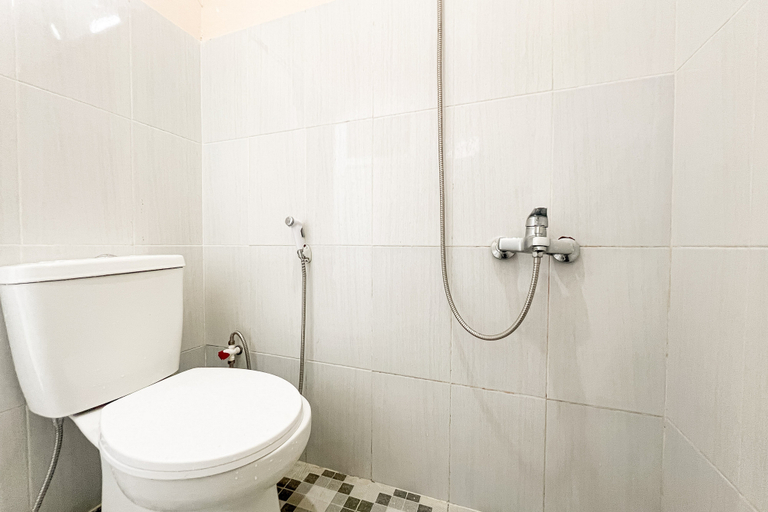 Bathroom, RedDoorz Syariah @ Jalan Dieng 7, Wonosobo