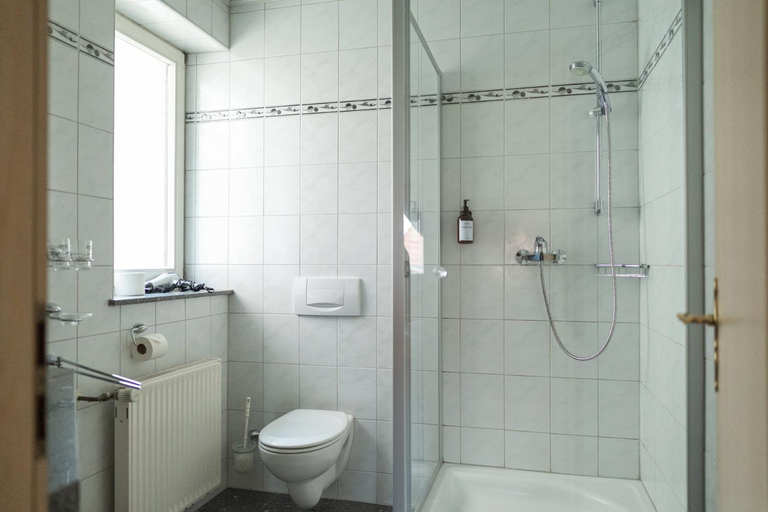 Bathroom, Gasthof zum goldenen Schiff - Klassikzimmer Ruhe, Kitzingen