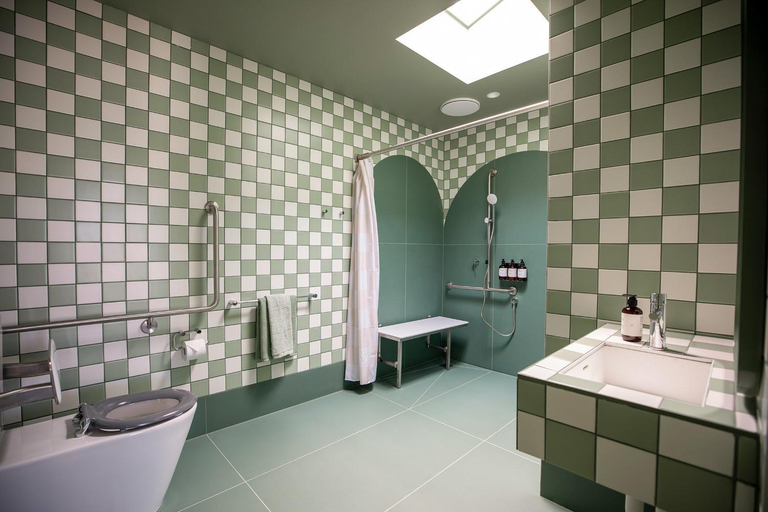 Shower, The Monty, Surf Coast - West