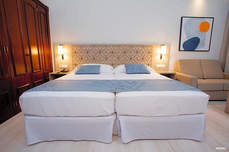 Bedroom 3, Hotel Riu Madeira - All Inclusive, Santa Cruz