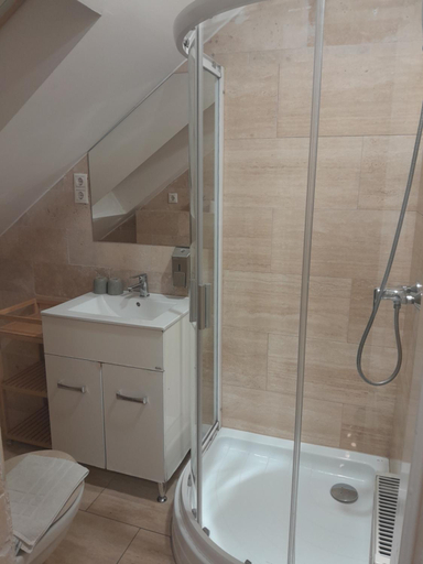Bathroom 3, Ejjeli Bagoly Etterem es Panzio, Budapesti