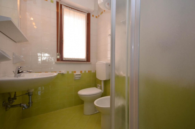 Bathroom, Enjoy a cozy apartment for up to 5 guests with pool by Beahost Rentals, Venezia