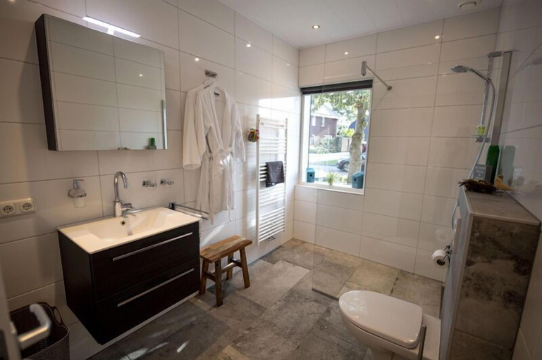 Bathroom 3, Bed & Breakfast Het Vinkenest Nijverdal, Hellendoorn