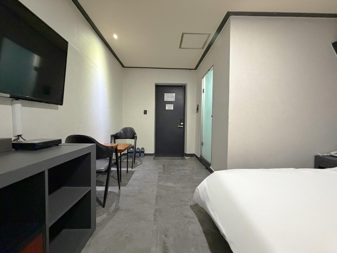 Bedroom 2, Carlton Hotel, Nam