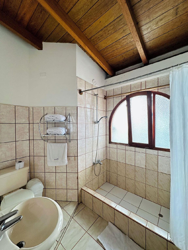Bathroom 3, Rajutuna Inn, Huaraz