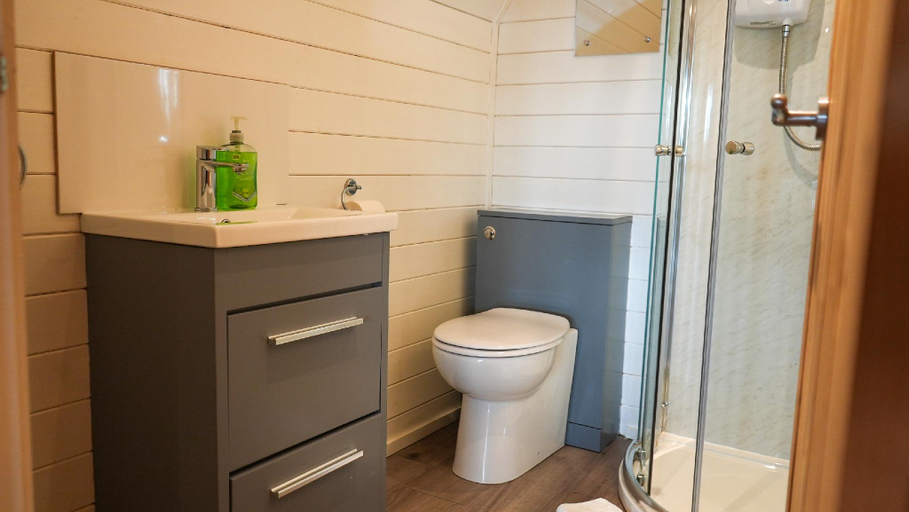 Bathroom 3, The Firs Country Park, Lincolnshire