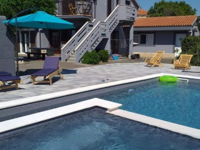 Sport & Beauty 5, Apartments Franica With Heated Pool and Hot-tub, Privlaka