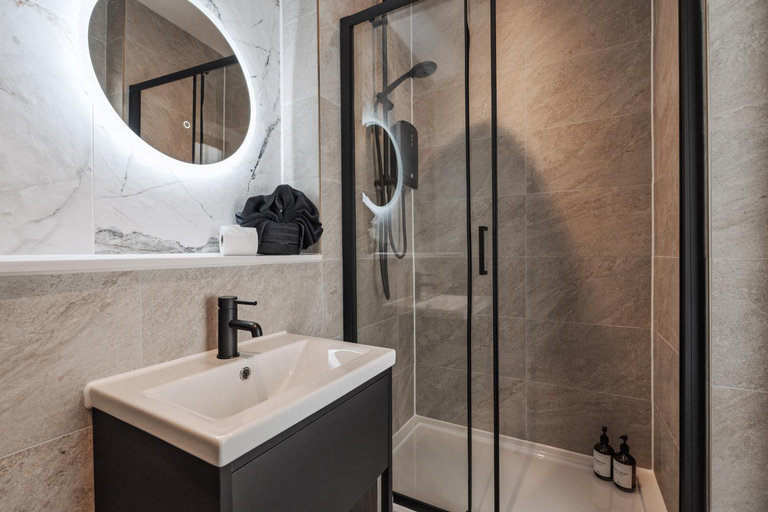 Shower 5, Bold St ApartHotel Book Individually or Book 8!, Sefton