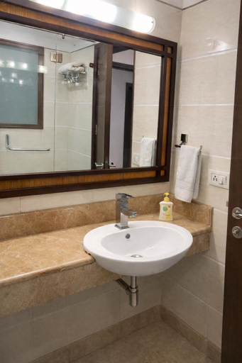 Shower, EMBLEM Hotel – Arjun Marg, Golf Course Road Gurgaon, Gurgaon