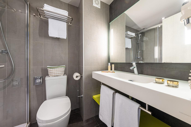 Bathroom 4, Hotel Cristina, Pyrénées-Orientales