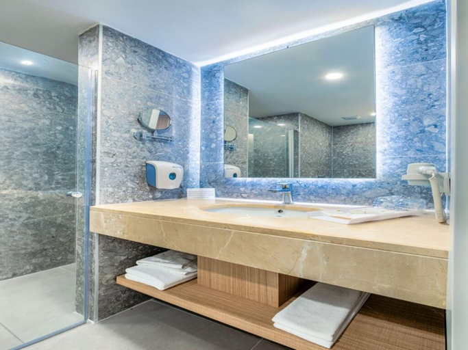 Bathroom 4, Queens Park Goynuk, Kemer