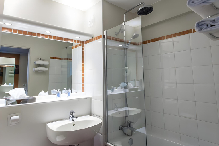 Bathroom 3, GOLDEN TULIP VILLEPINTE ROISSY - PARC DES EXPOSITIONS, Seine-Saint-Denis